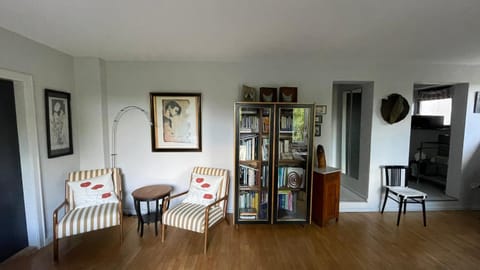 Library, Living room, Seating area