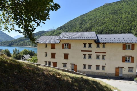 Property building, Spring, Day, Natural landscape, Lake view, Mountain view