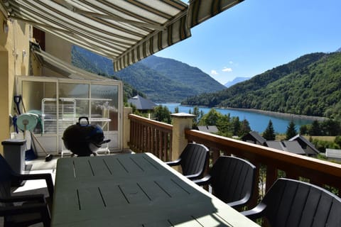 Patio, Nearby landmark, Day, Natural landscape, View (from property/room), Balcony/Terrace, Lake view, Mountain view, River view