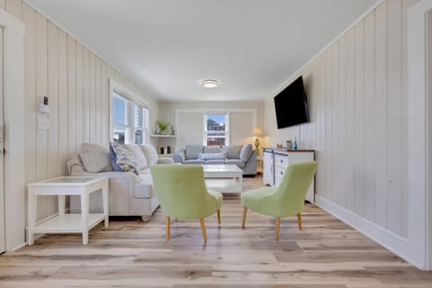 TV and multimedia, Living room, Photo of the whole room, Seating area, Entertainment, Family