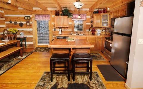 Sweet Annie - Mountain Views, Pool Table, Arcades + Outdoor Hot Tub House in Sevierville