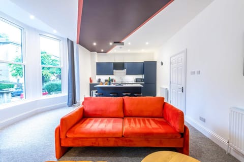 Kitchen or kitchenette, Living room, Seating area, Dining area, stove