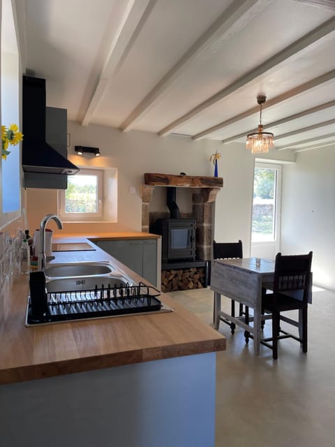 Kitchen or kitchenette, Dining area, flat iron, minibar, pet friendly, stove, kitchen, kitchen