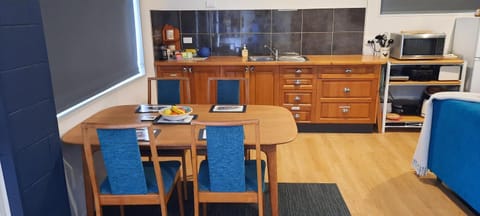 Coffee/tea facilities, Kitchen or kitchenette, Seating area, minibar