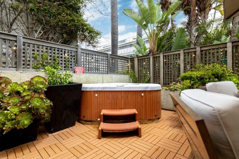 REDECORATED - Seaside Dream - Jacuzzi - Patio Apartment in La Jolla