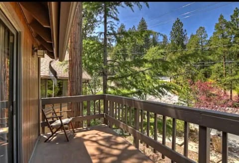 Arrowhead Lake Cabin pool table stunning views Cabin in Southern California