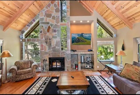 Arrowhead Lake Cabin pool table stunning views Cabin in Southern California