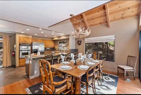 Arrowhead Lake Cabin pool table stunning views Cabin in Southern California