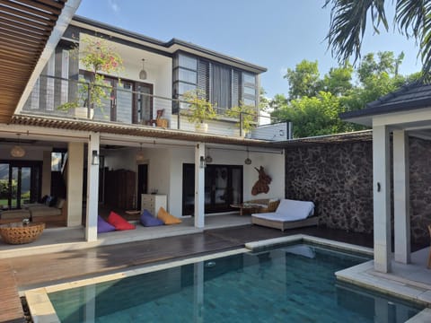 Property building, Patio, Day, Natural landscape, Living room, Seating area, Pool view, Swimming pool, sunbed