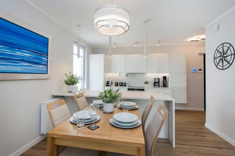 Coffee/tea facilities, Decorative detail, Dining area, dishwasher, minibar, pet friendly, stove, toaster, air conditioner