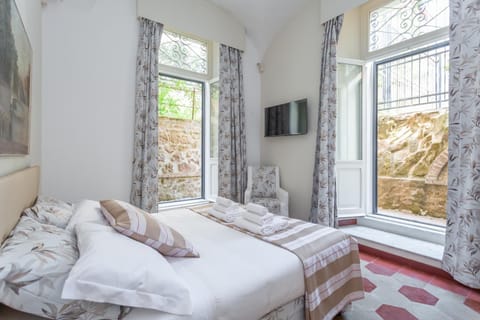 Bed, TV and multimedia, Photo of the whole room, Bedroom, towels