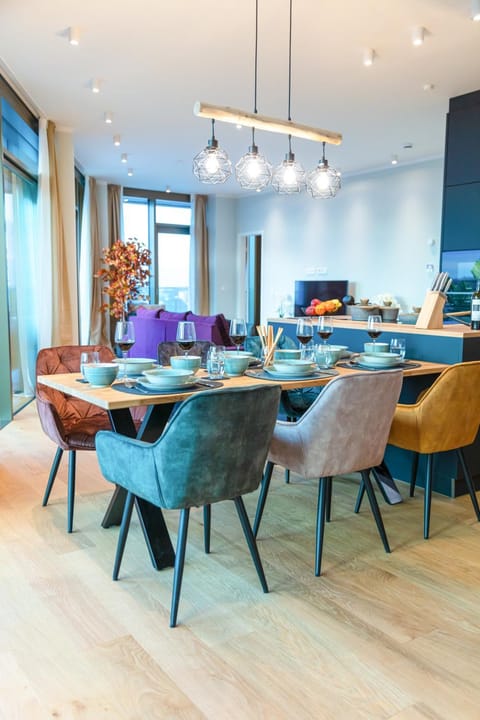 Living room, Seating area, Dining area, Food