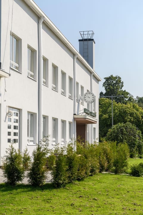 Property building, Facade/entrance, Day, Garden