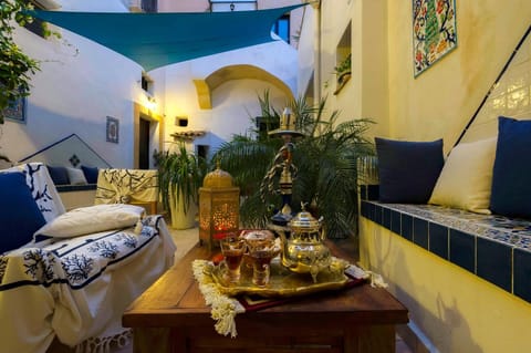 Lounge or bar, Food and drinks, Decorative detail, Seating area