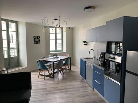 Coffee/tea facilities, Dining area, minibar, pet friendly, stove, toaster, air conditioner