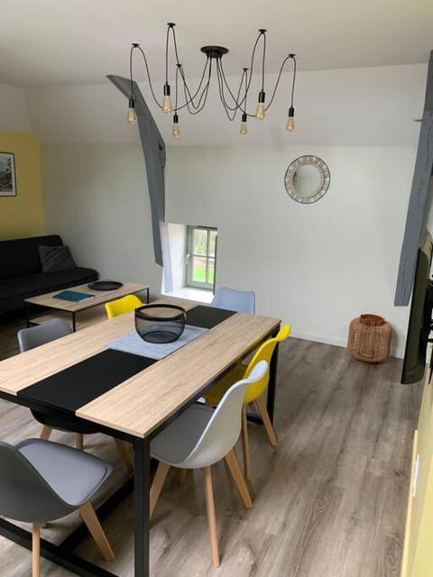 Living room, Seating area, Dining area, air conditioner
