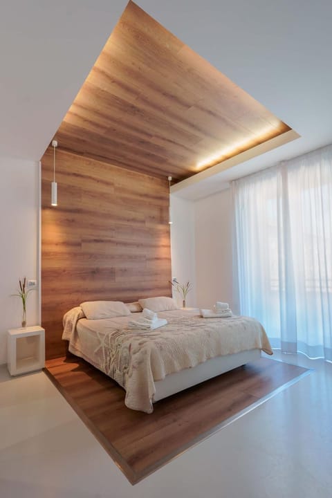 Bed, Photo of the whole room, Bedroom, towels, elevator, air conditioner