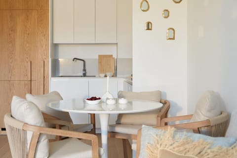 Kitchen or kitchenette, Dining area