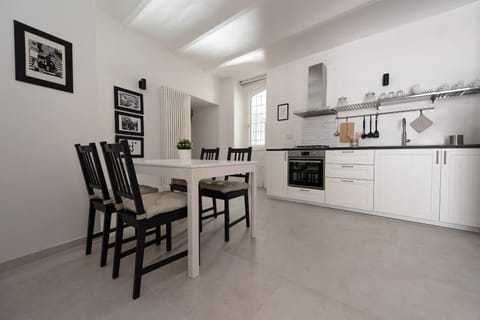 Dining area, pet friendly, stove, kitchen