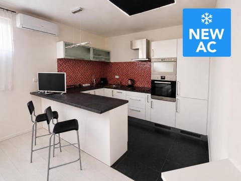TV and multimedia, Kitchen or kitchenette, minibar, oven, stove