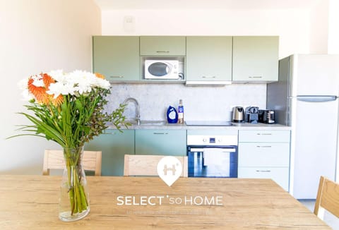 Coffee/tea facilities, Kitchen or kitchenette, Dining area, dishwasher, stove, toaster