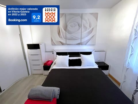 Bed, Property logo or sign, Photo of the whole room, Bedroom, Certificate/Award