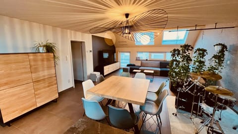 TV and multimedia, Seating area, Dining area