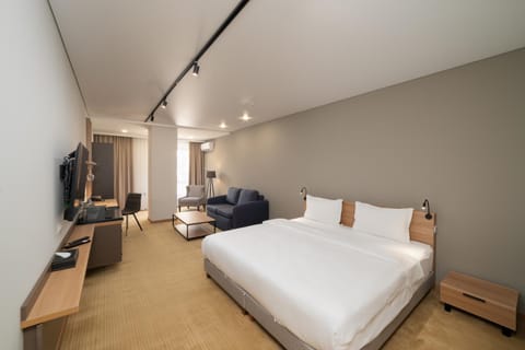 Bed, Photo of the whole room, Seating area