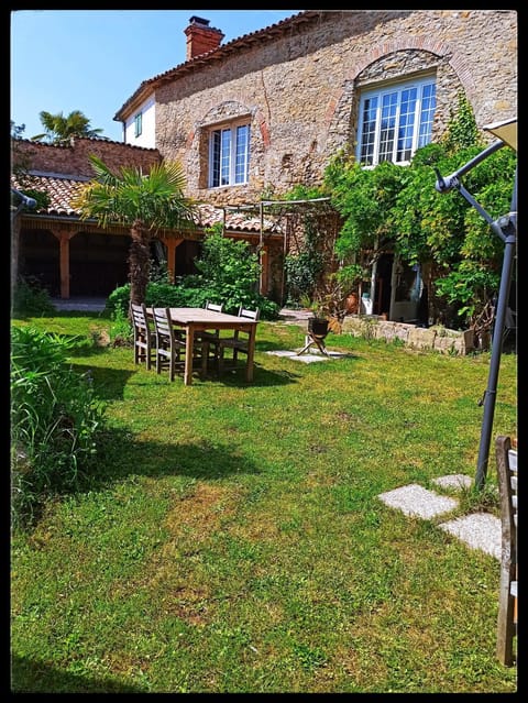 Property building, Patio, Spring, Day, Garden, Dining area, Garden view