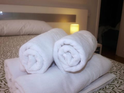 Bed, Bedroom, towels