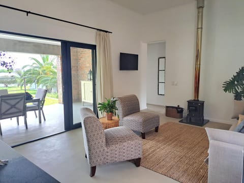 TV and multimedia, Living room, Seating area, flat iron