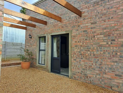 Property building, Facade/entrance, Day