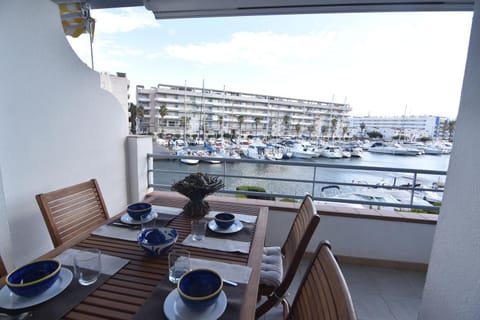 View (from property/room), Balcony/Terrace, Dining area, River view