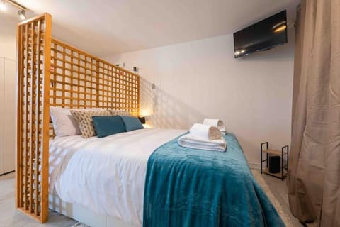 Bed, TV and multimedia, Bedroom