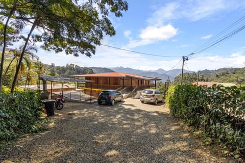 Property building, Natural landscape, Mountain view, Location, Parking