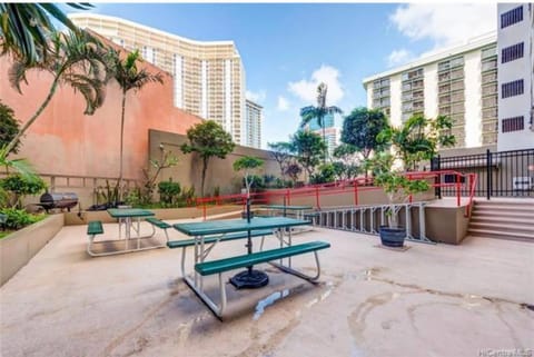 Relaxing Ocean View Boutique Condo - 20F Apartment hotel in McCully-Moiliili
