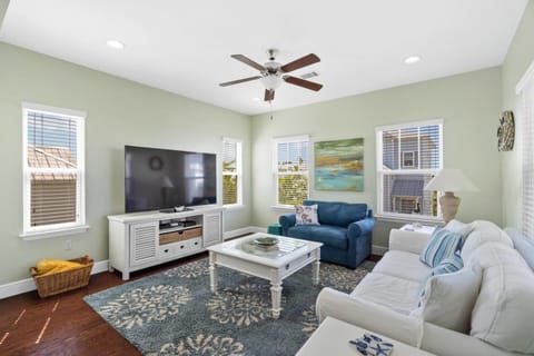 TV and multimedia, Living room, Seating area, fireplace