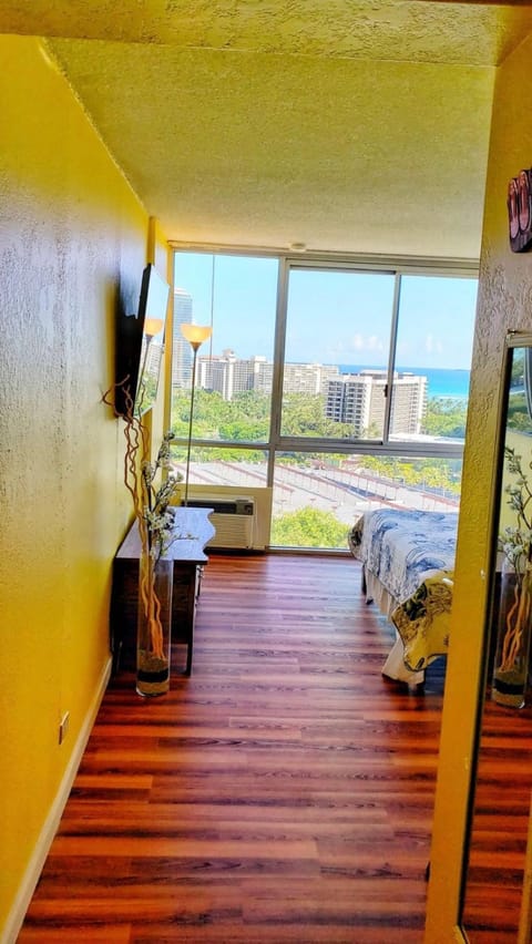 Soothing Hawaii Condo - 18F Apartment hotel in McCully-Moiliili