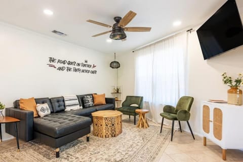 Downtown Pearl Bungalow at Beer Ranch Project House in Wimberley