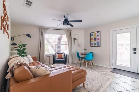 TV and multimedia, Living room, Photo of the whole room, Seating area, Bedroom, fireplace