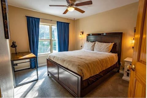 Serenity Skyline Lodge House in Colorado Springs