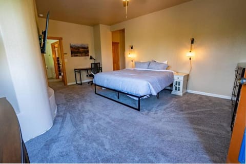 Serenity Skyline Lodge House in Colorado Springs