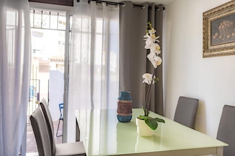 Seating area, Dining area