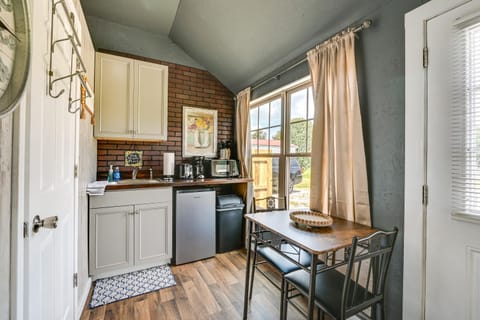 Brownsville Studio Cottage - Walk to Mammoth Cave! Apartment in Kentucky