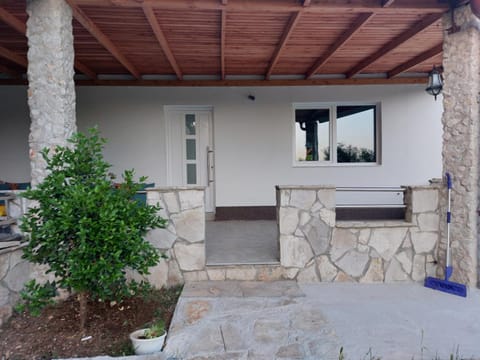 Halal-friendly luxury villa with a private pool and a beautiful garden House in Mostar