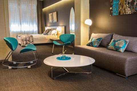 View (from property/room), Living room, Seating area, Bedroom, City view, Entertainment, Location, Family