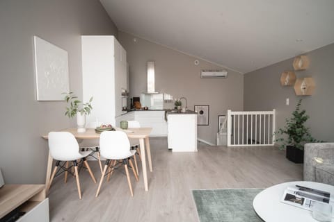 Coffee/tea facilities, Kitchen or kitchenette, Living room, Seating area, Dining area, internet, air conditioner