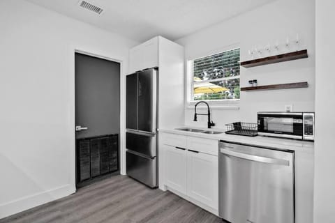 Modern Home 3 Bedrooms with Pool, 18 minutes to Ocean House in Hollywood