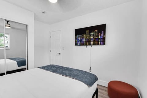 Modern Home 3 Bedrooms with Pool, 18 minutes to Ocean House in Hollywood