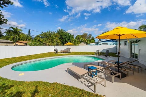Modern Home 3 Bedrooms with Pool, 18 minutes to Ocean House in Hollywood